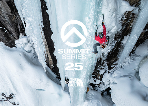 アイスクライミングを行なっている