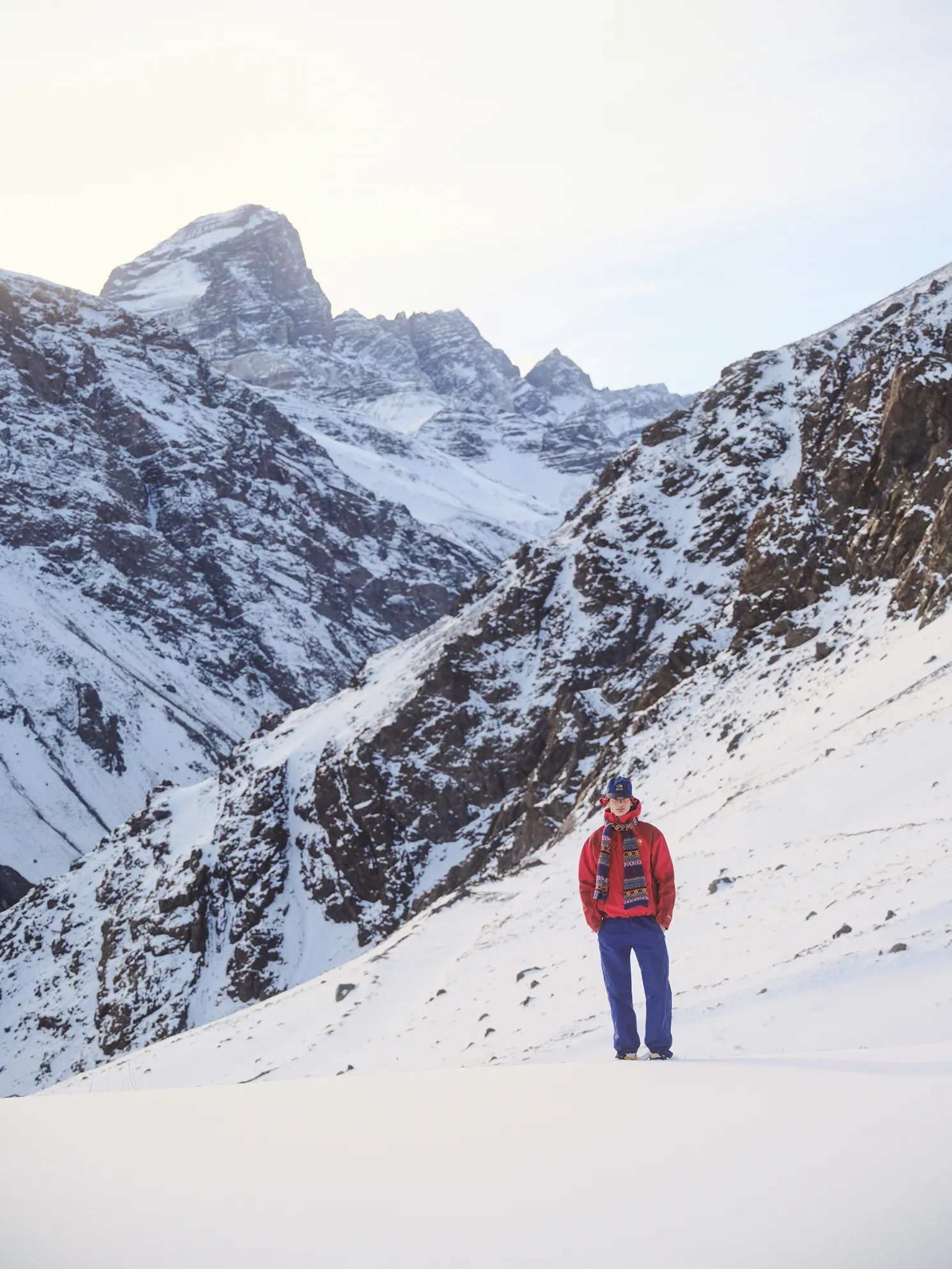 雪山を背景に立つTHE NORTH FACE × Aimé Leon Doreのビジュアル