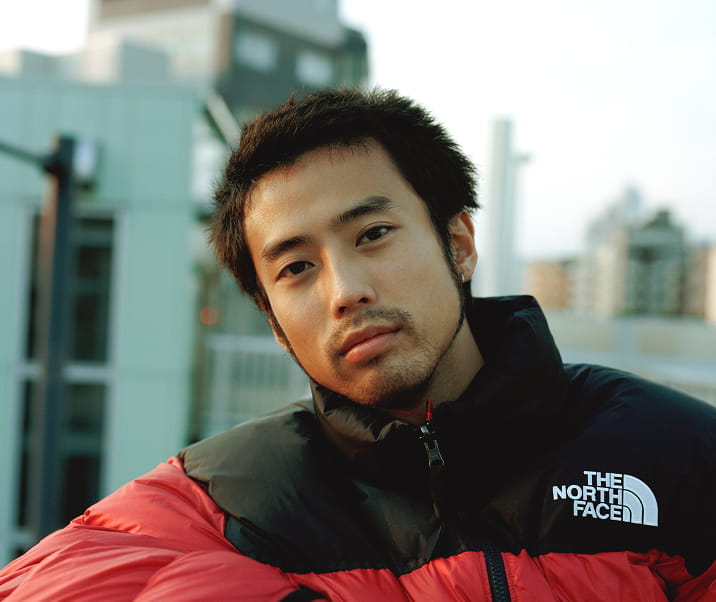 THE NORTH FACEのアウターを着たHIMIのポートレート