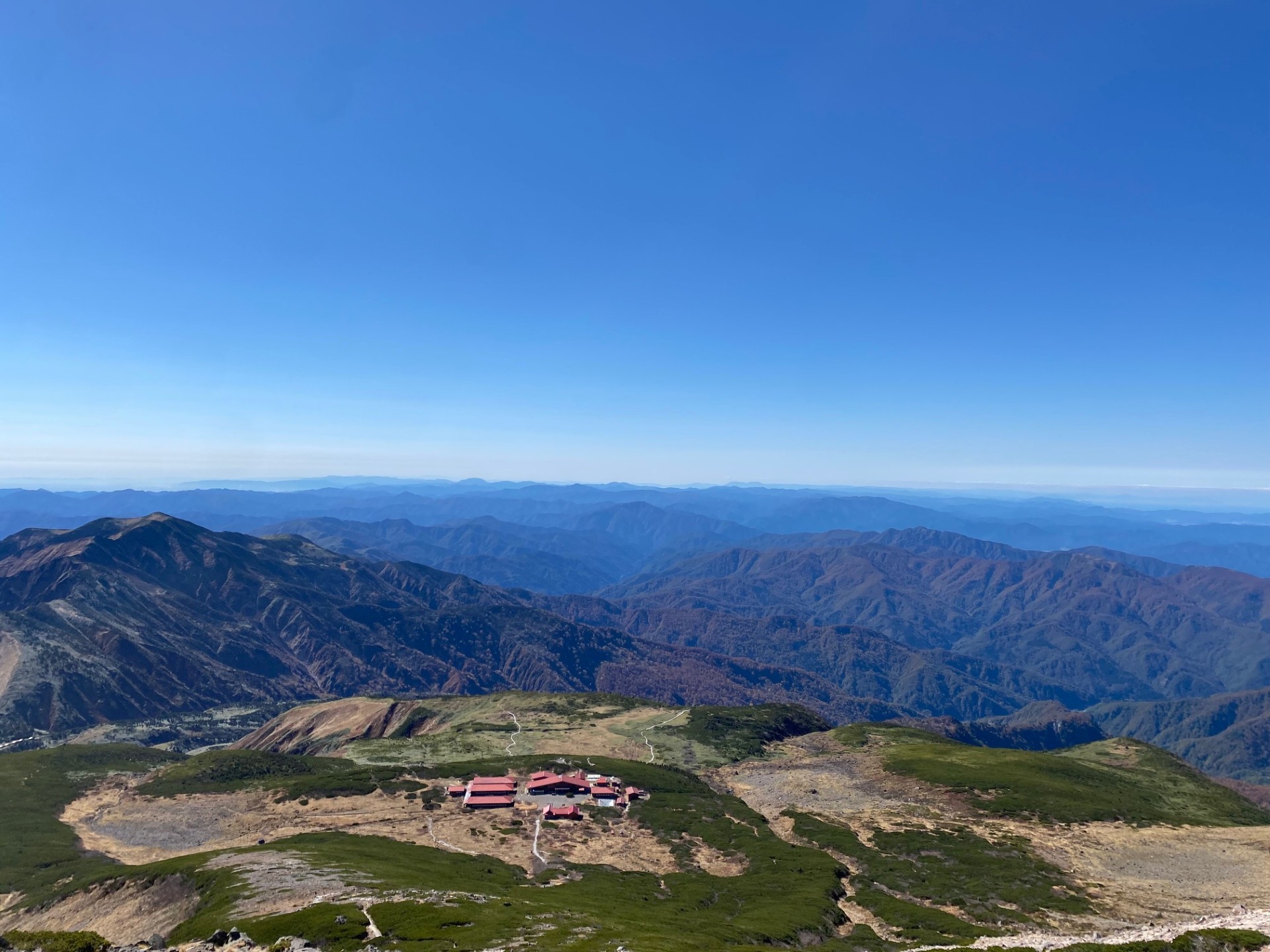 御前峰から室堂平を望む