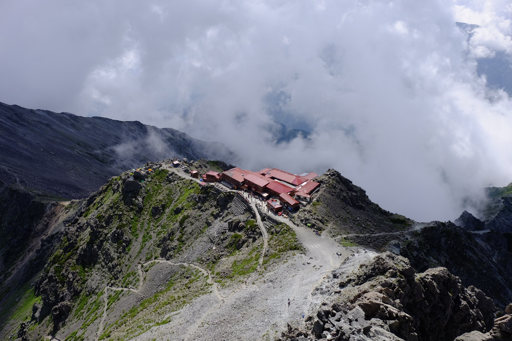 槍ヶ岳山荘を見下ろす