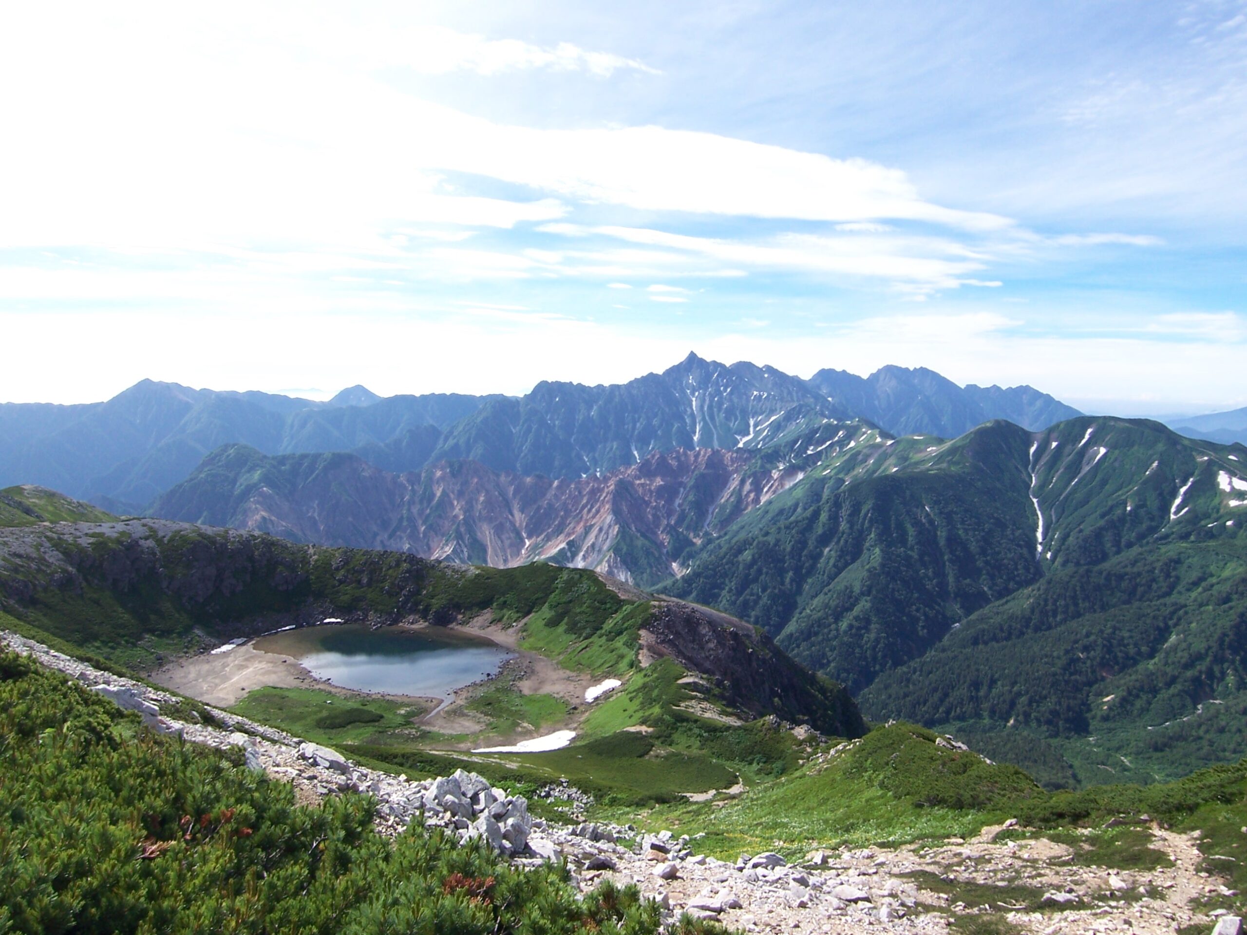 鷲羽岳から鷲羽池越しに見た槍ヶ岳