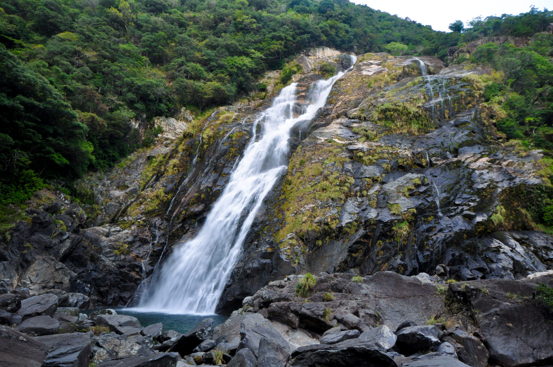 岩壁を流れ落ちる大川の滝