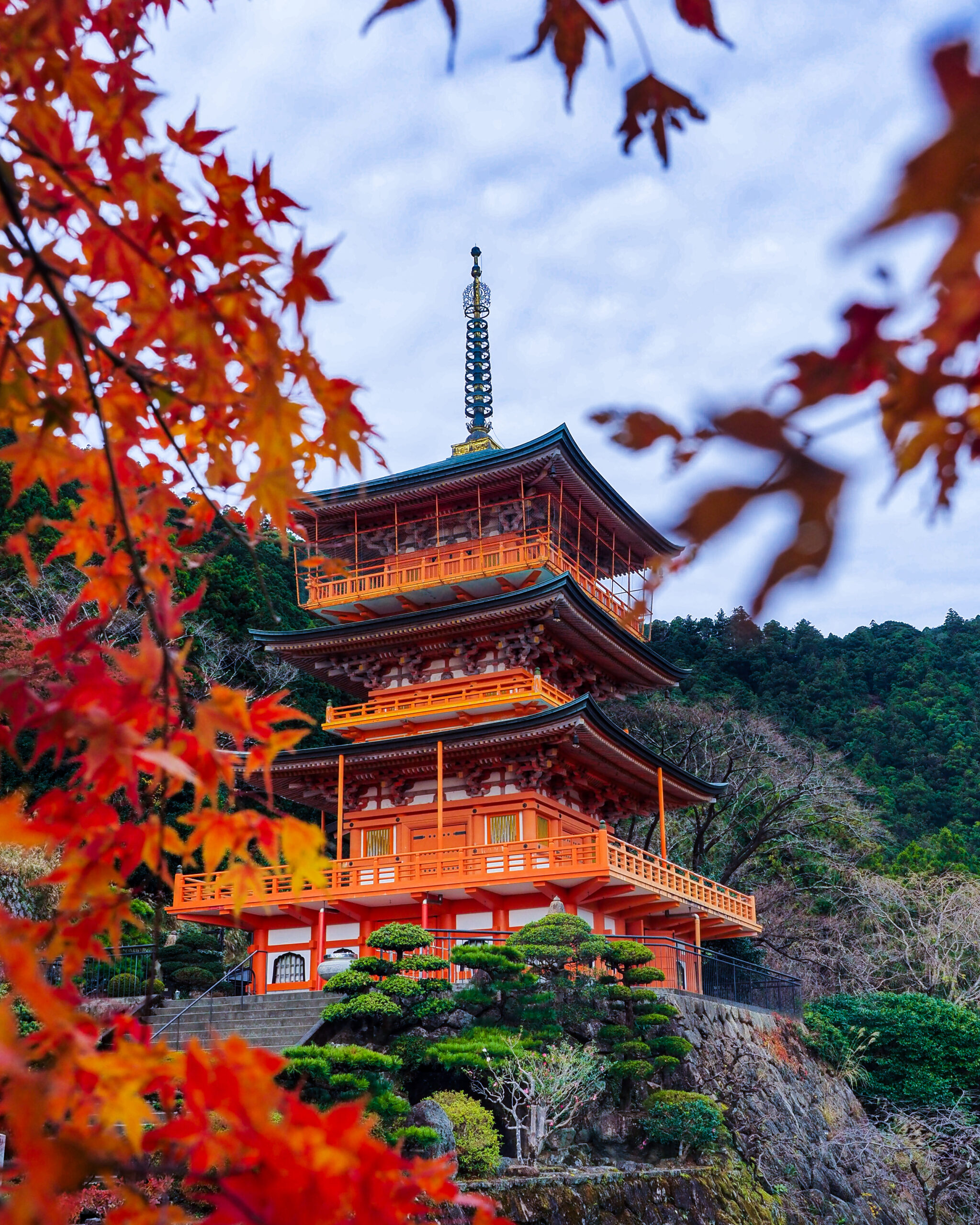 紅葉の那智山青岸渡寺三重塔