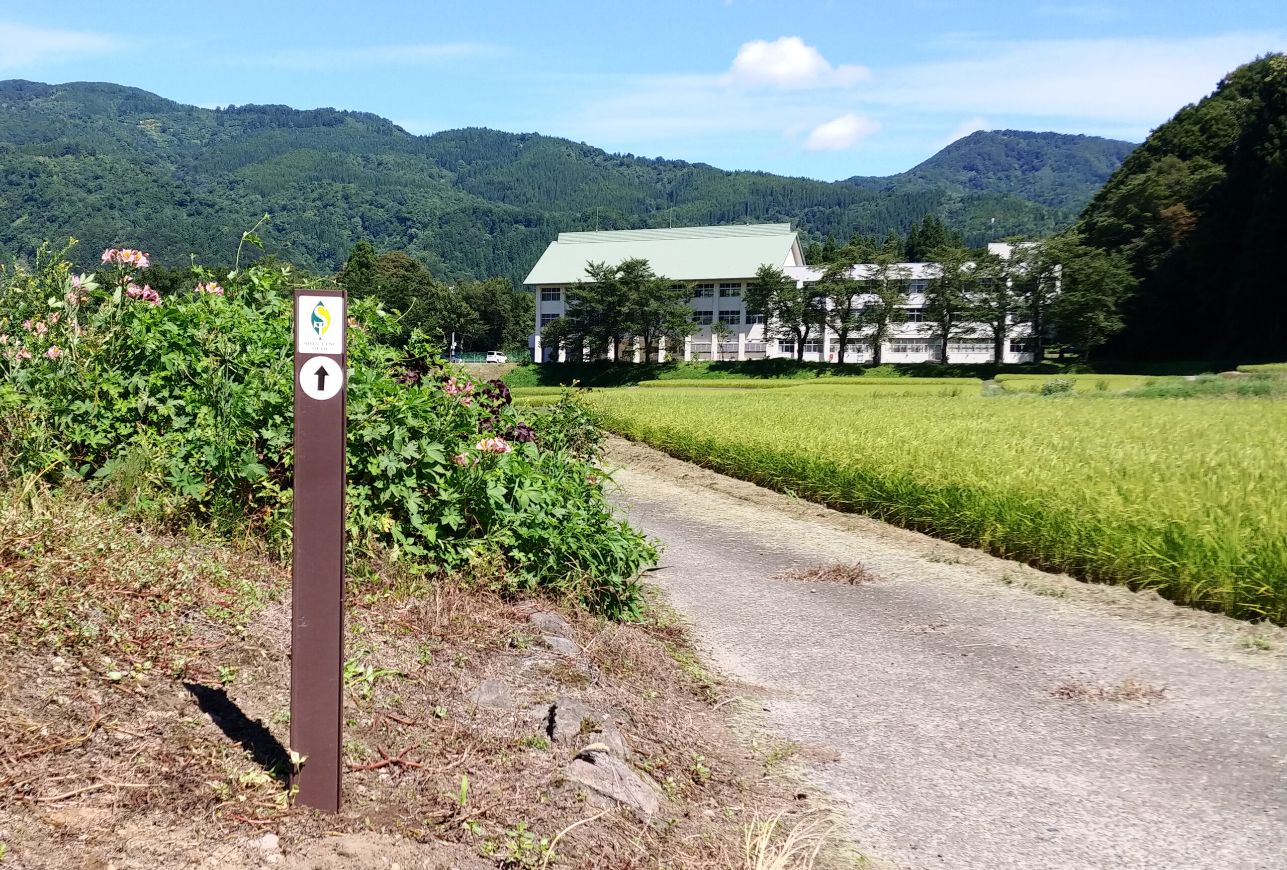 上郷小学校と信越トレイルの道標